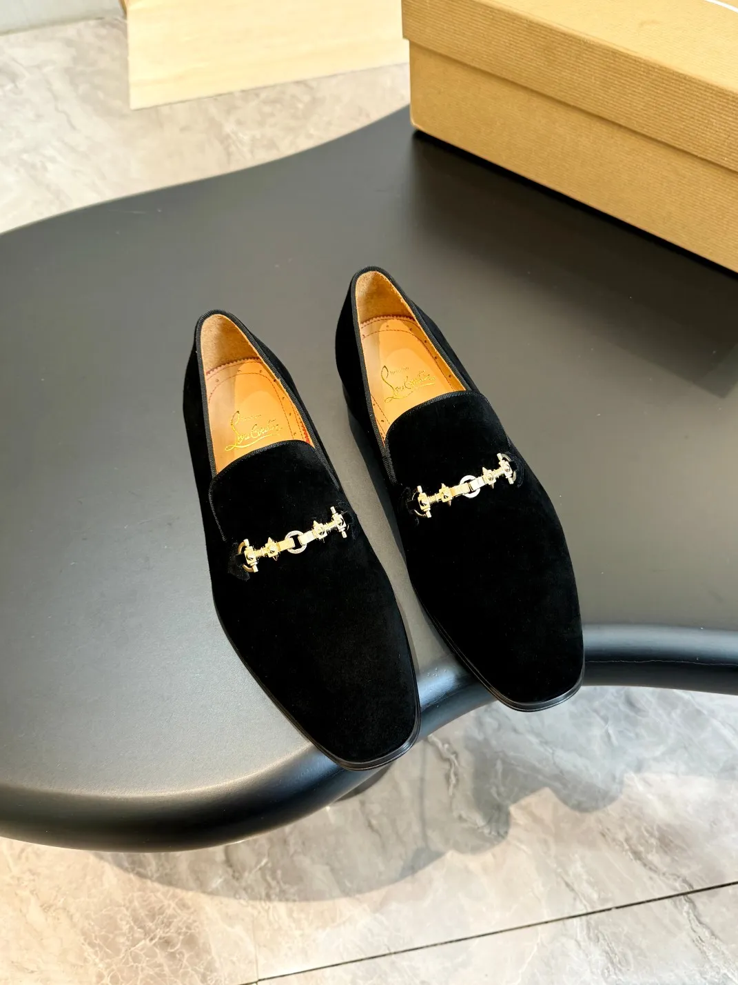 💰960 Christia*.Loubouti* high-end men's business formal leather shoes, original genuine cowhide red sole, imported Italian cowhide outsole, first-layer cowhide, water-dyed cowhide lining, high-end luxury. Size: 39-44 (customized at 38.45.46)✅